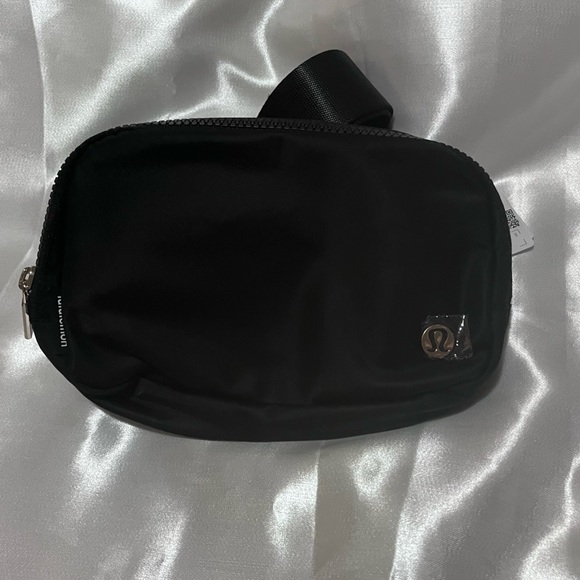 GOLD Lululemon Everywhere Belt Bag - Picture 3 of 6